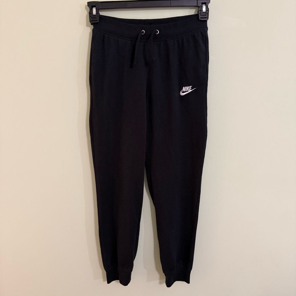 Nike youth unisex Black Tapered‎ Sweatpants with Elastic Cuffs